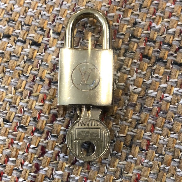 Vintage LV Louis Vuitton Padlock Lock & Key 227 - Picture 7 of 16